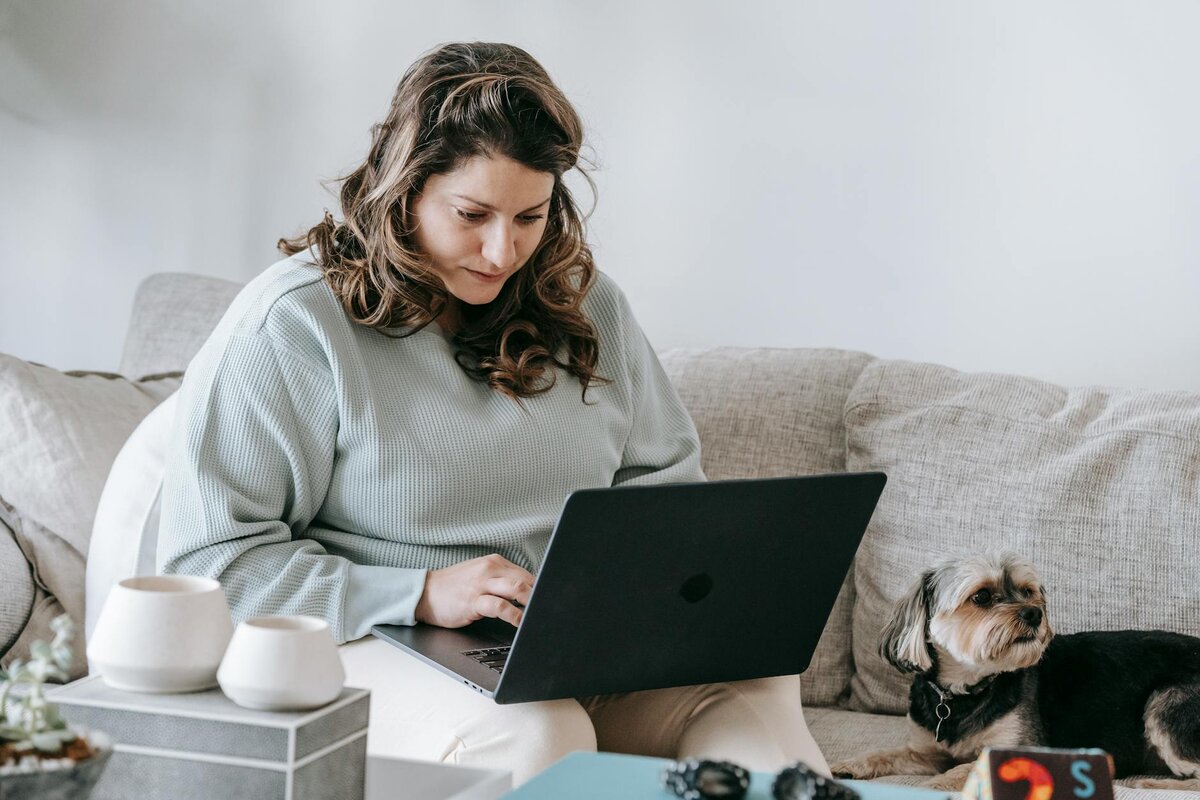 lady on laptop