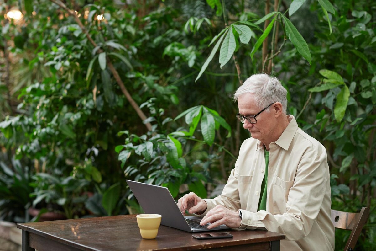 Older man searching for the benefits of blind allowance
