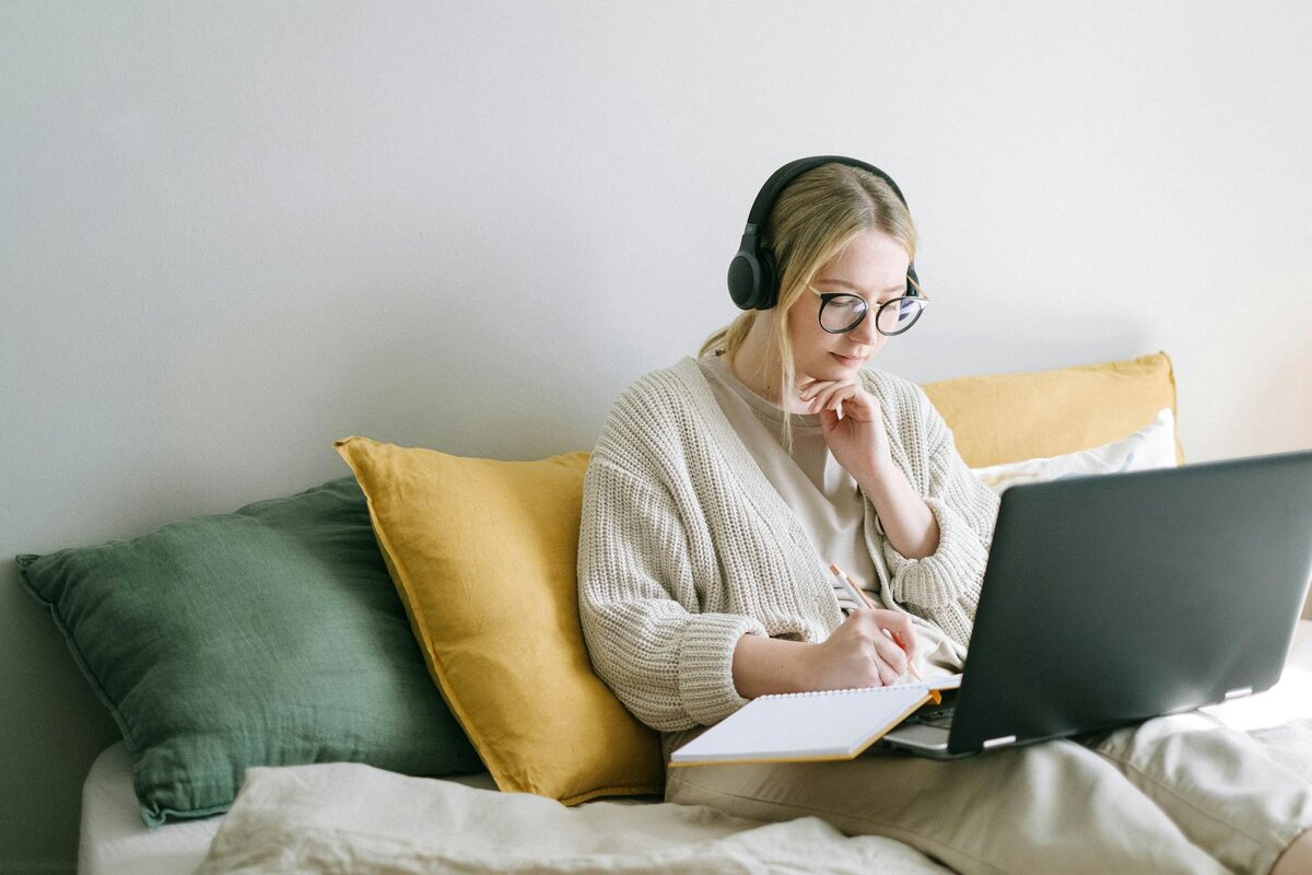 lady on laptop in bed