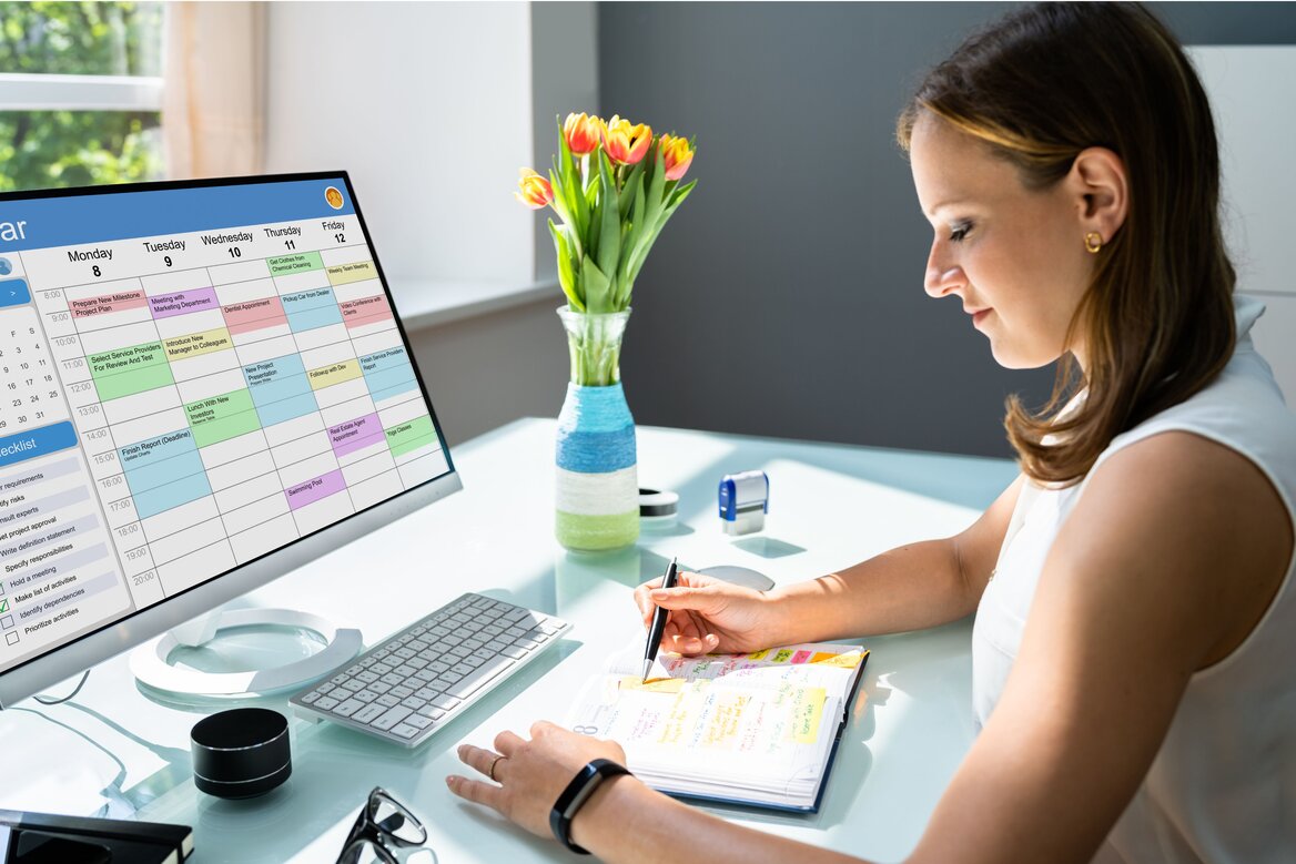 What are the tax advantages of a limited company for IT contractors?