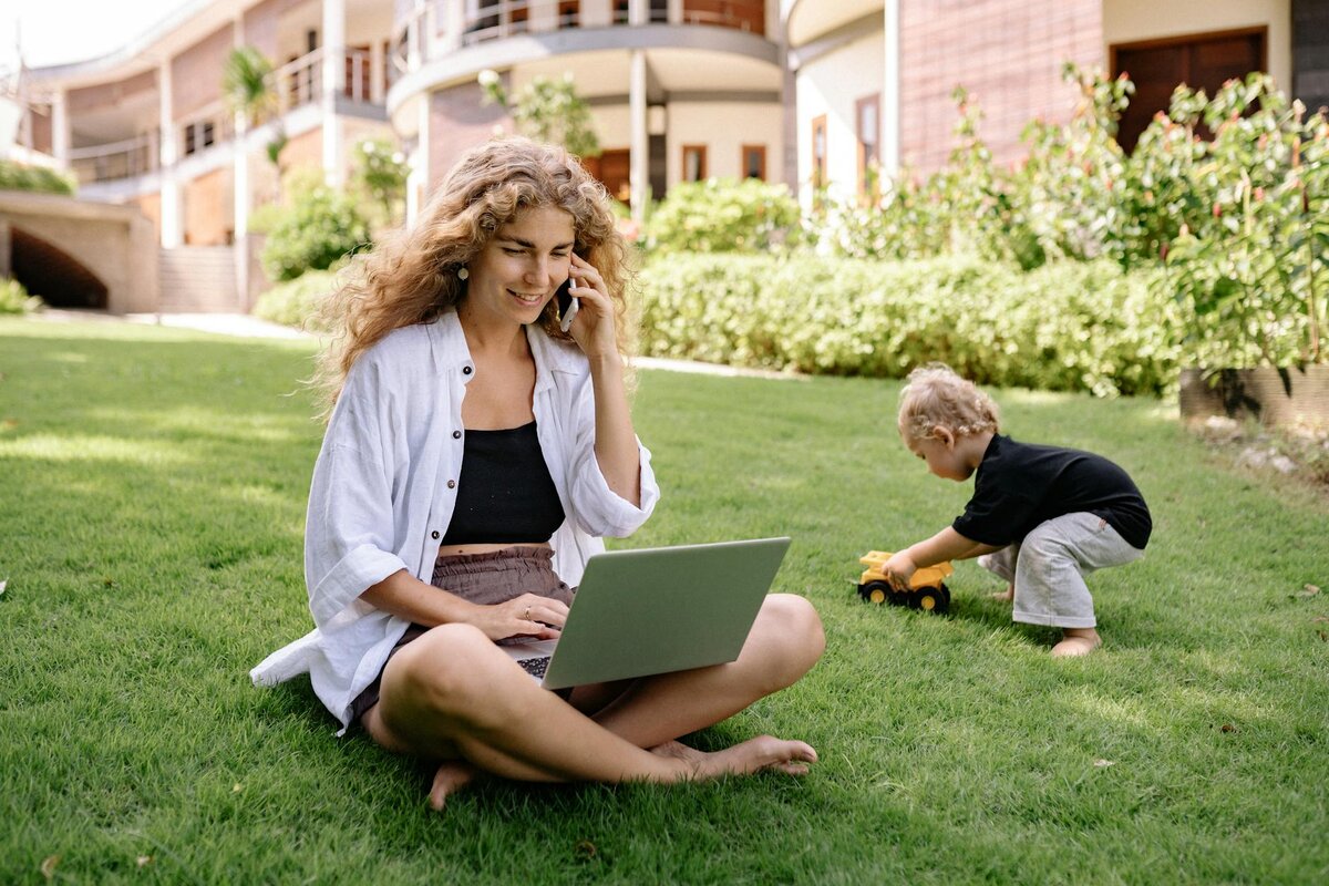 Lady with her laptop working in ground