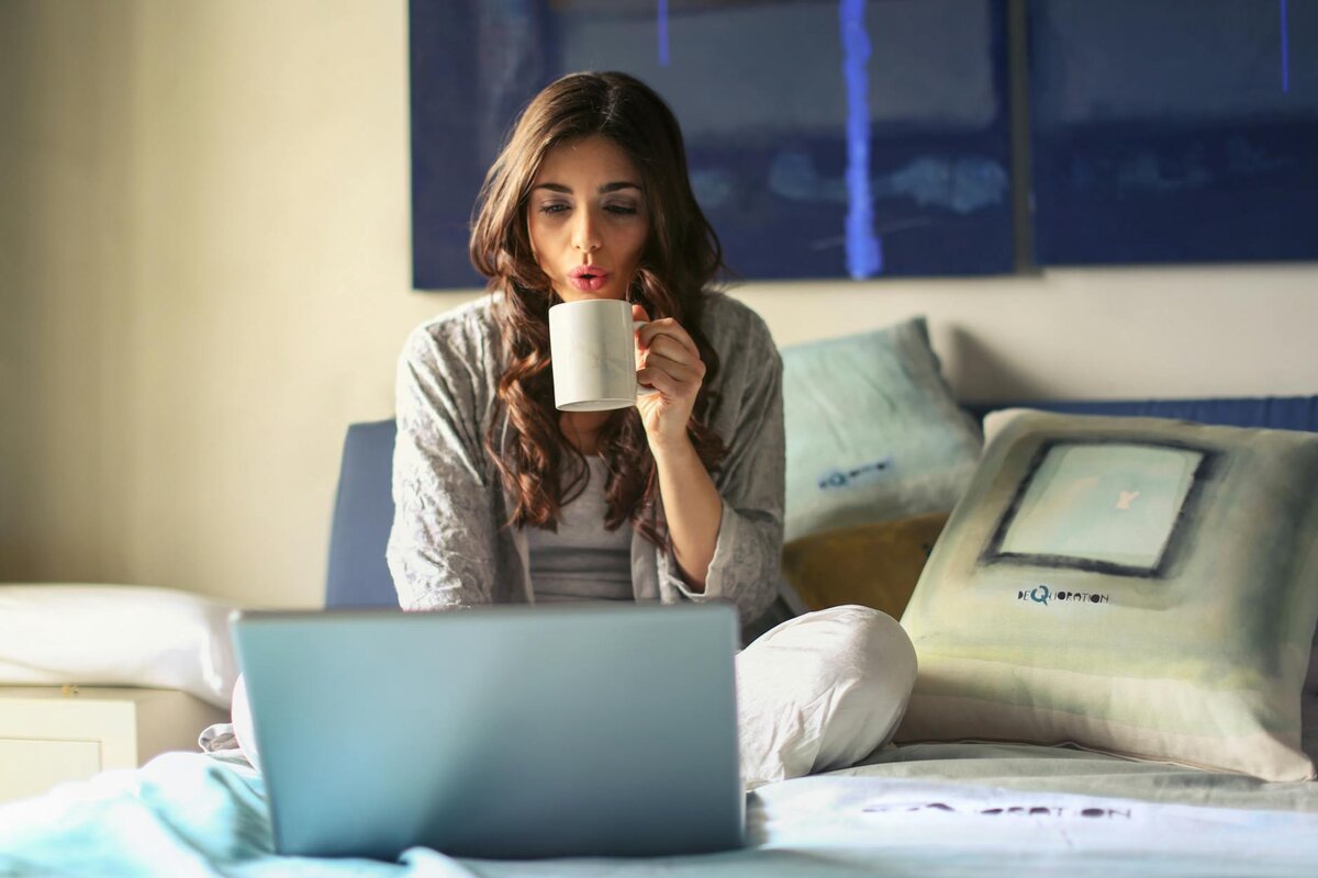lady on laptop drinking coffee