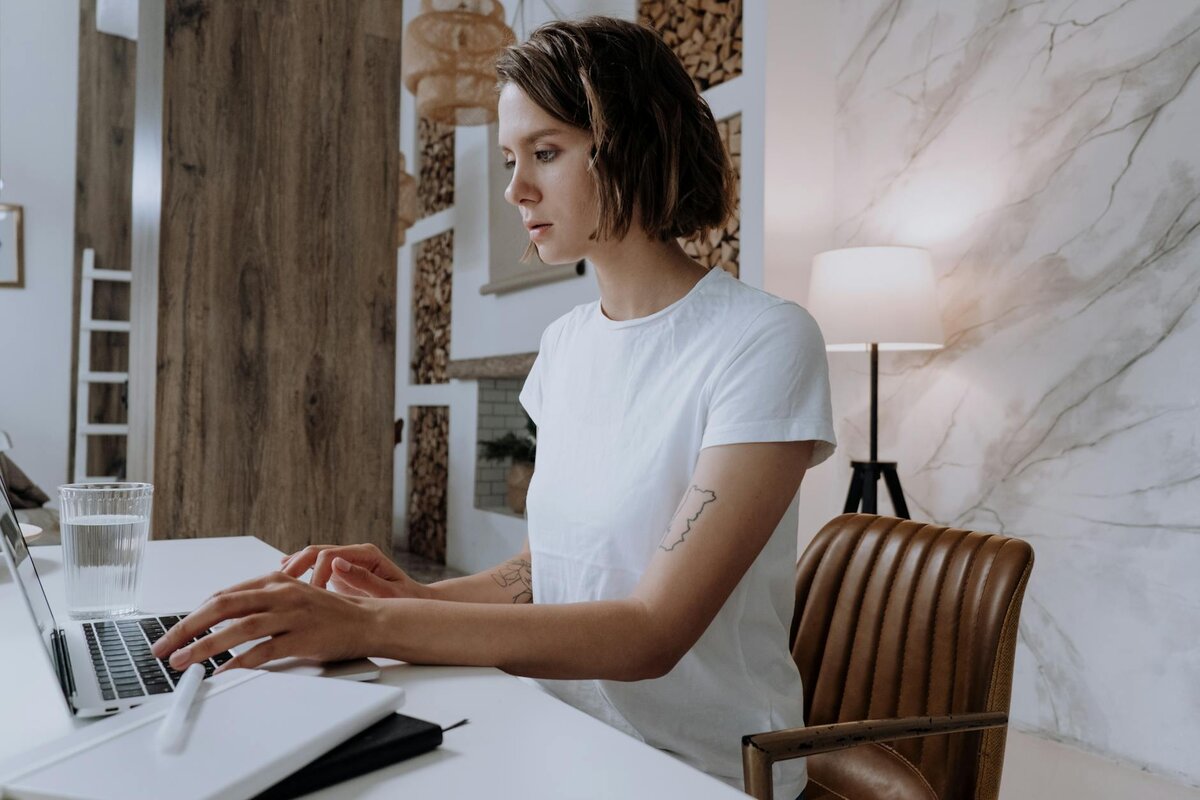 lady on laptop