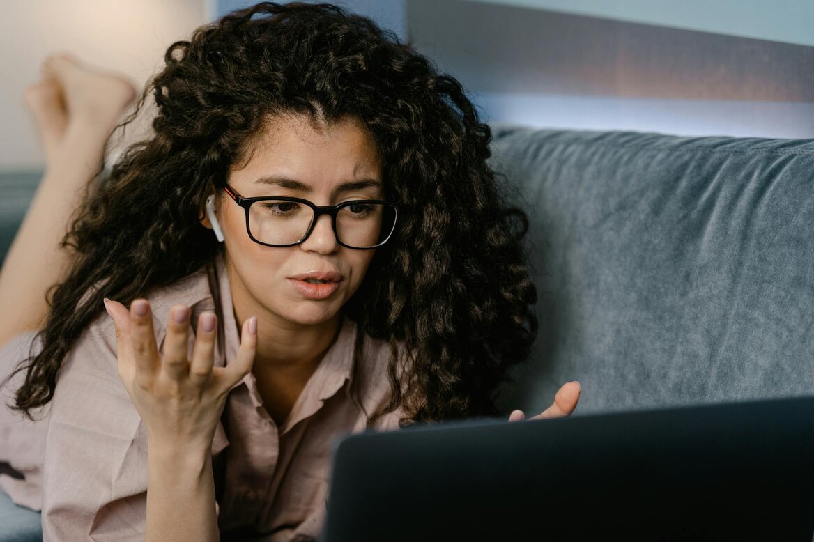 A confused sole trader experiencing common mistakes during HMRC MTD registration and seeking software setup guidance.