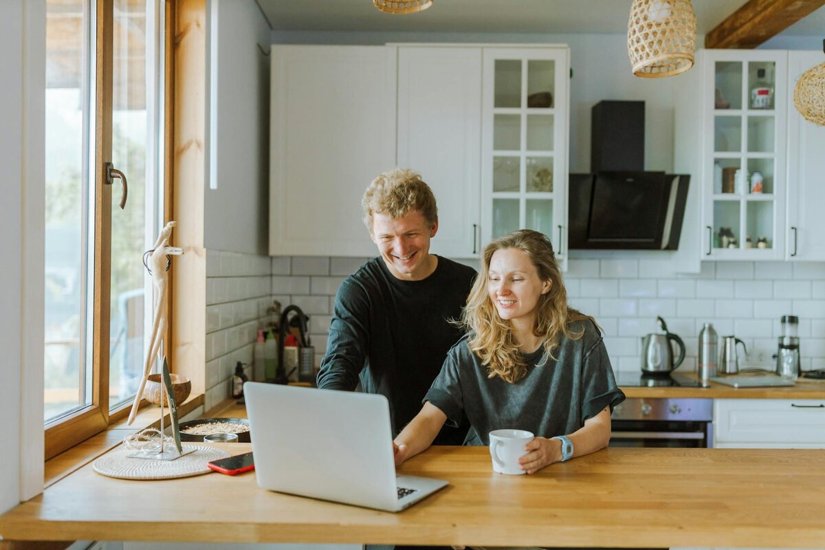 Two peoples on a laptop