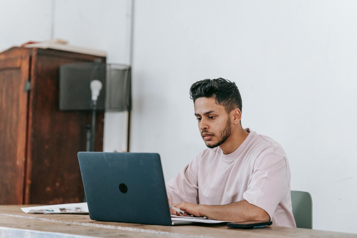 A self-employed landlord using an HMRC-approved, MTD-compatible software application on his laptop to complete his quarterly updates.