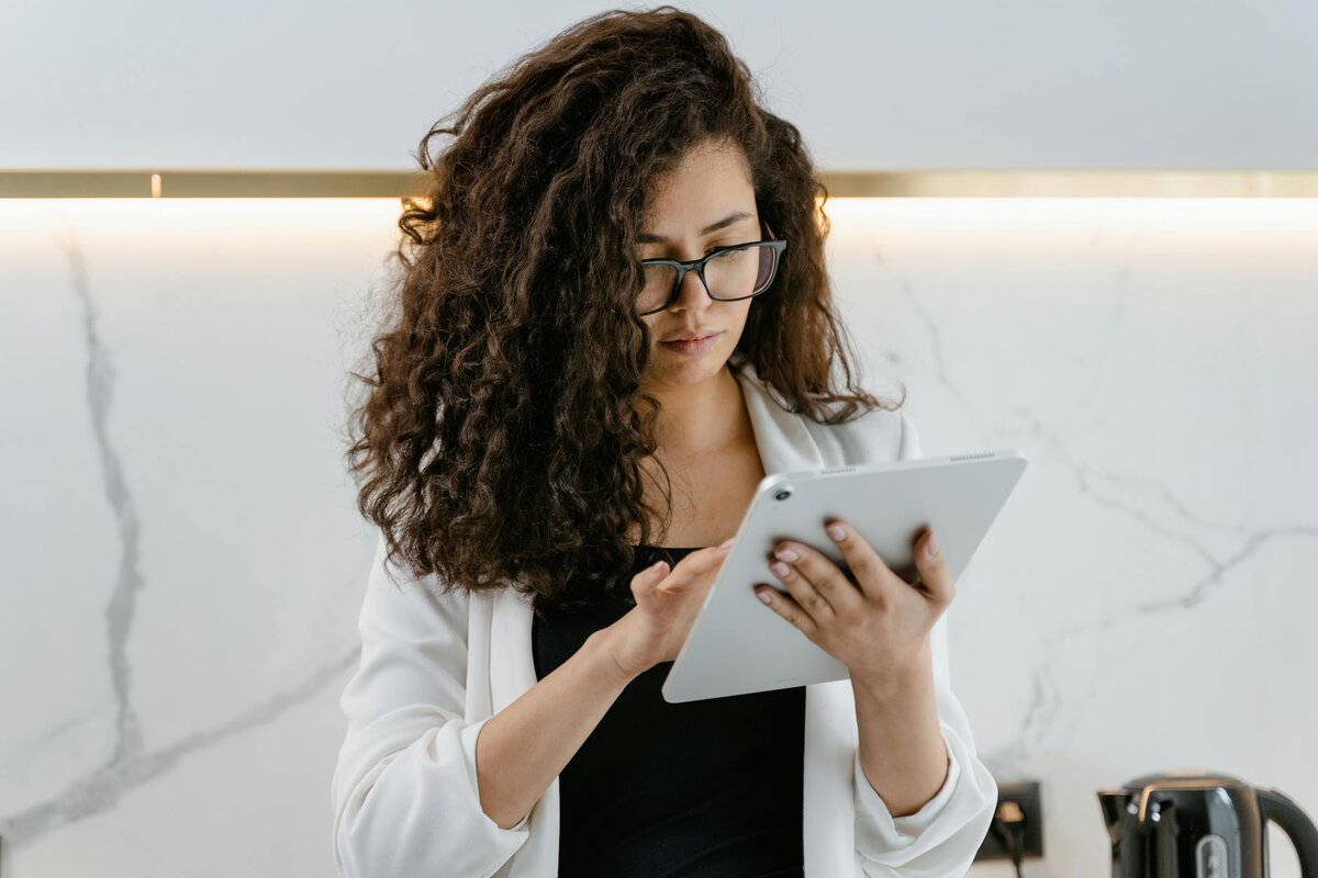 lady with her ipad