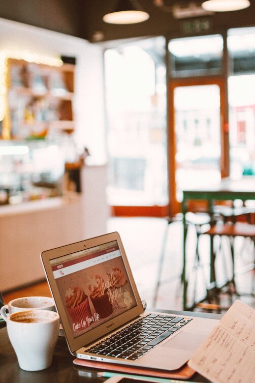 laptop in cafe