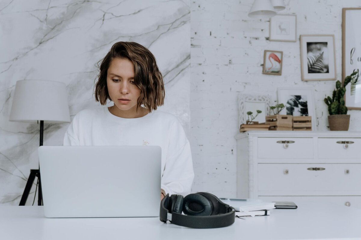 lady on laptop