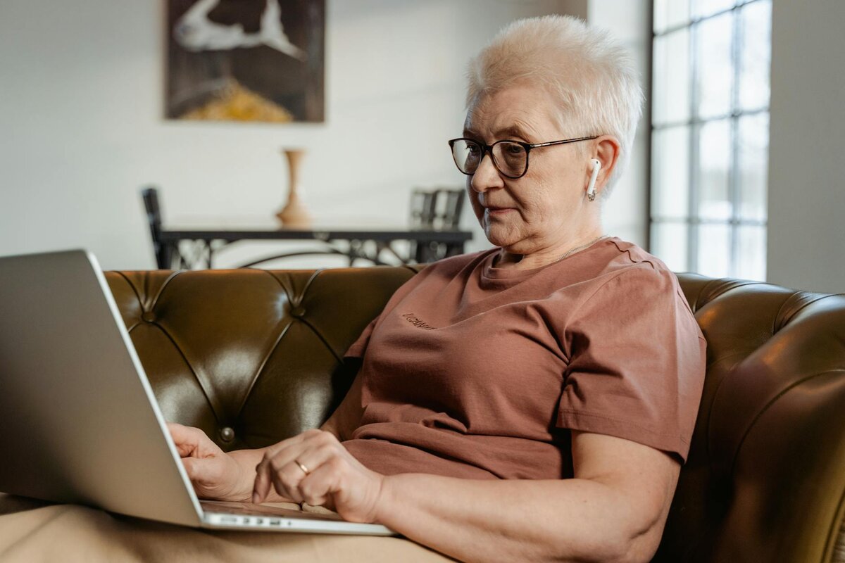 lady with her laptop on sofa