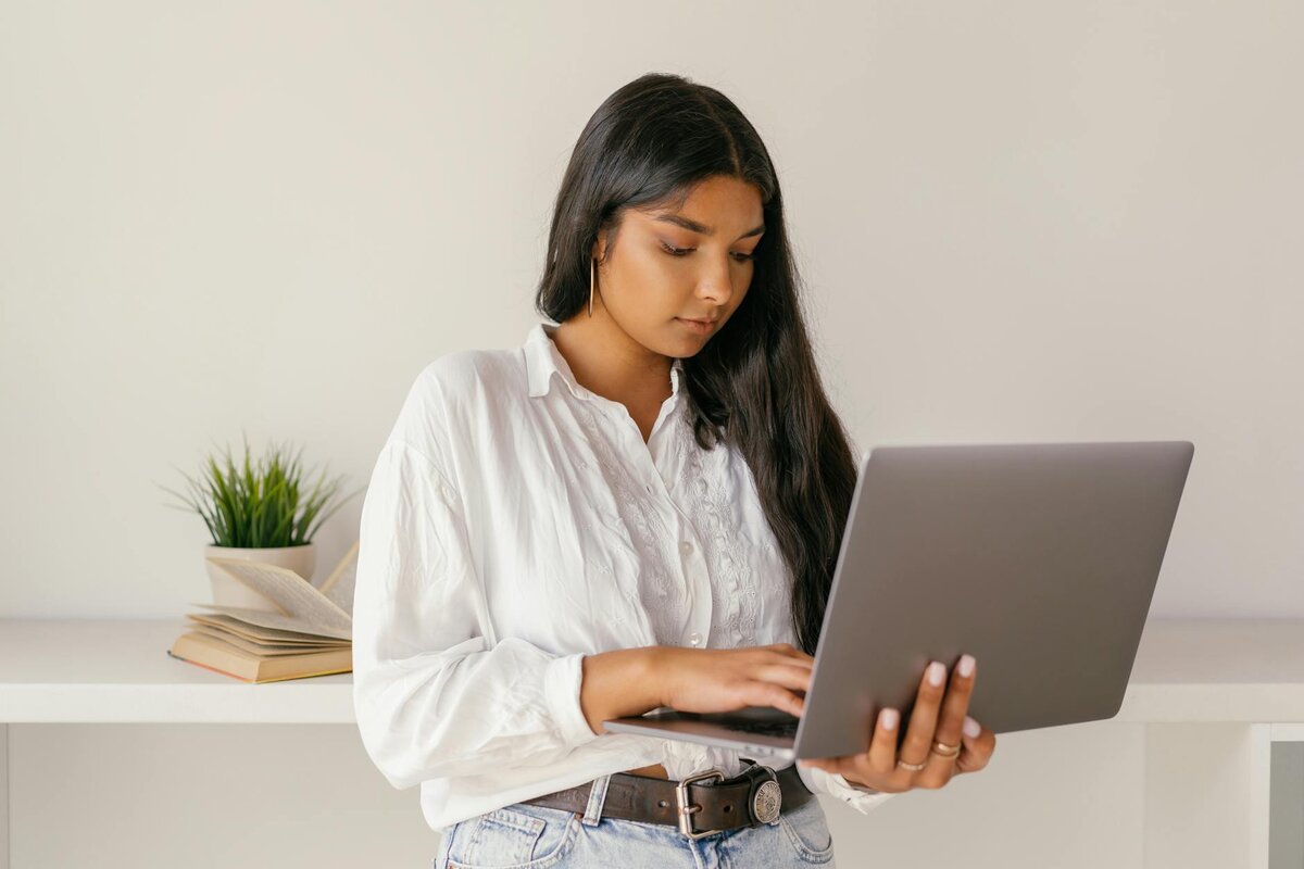 Lady on her laptop