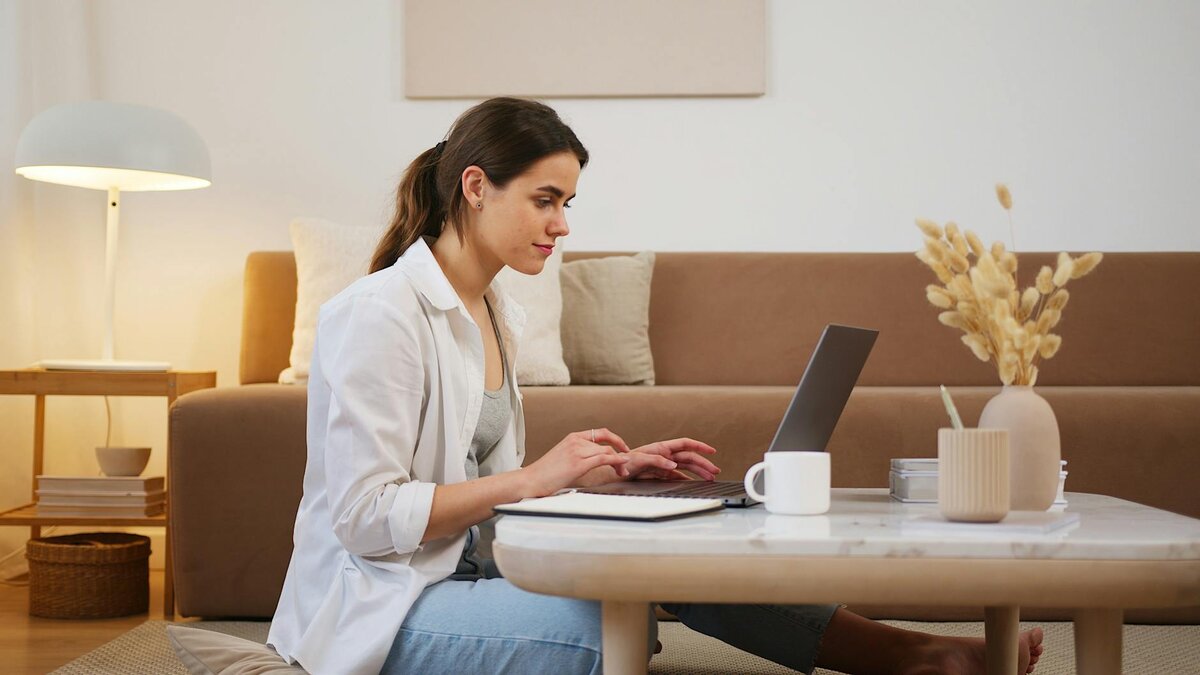 Lady on a desk with her laptop