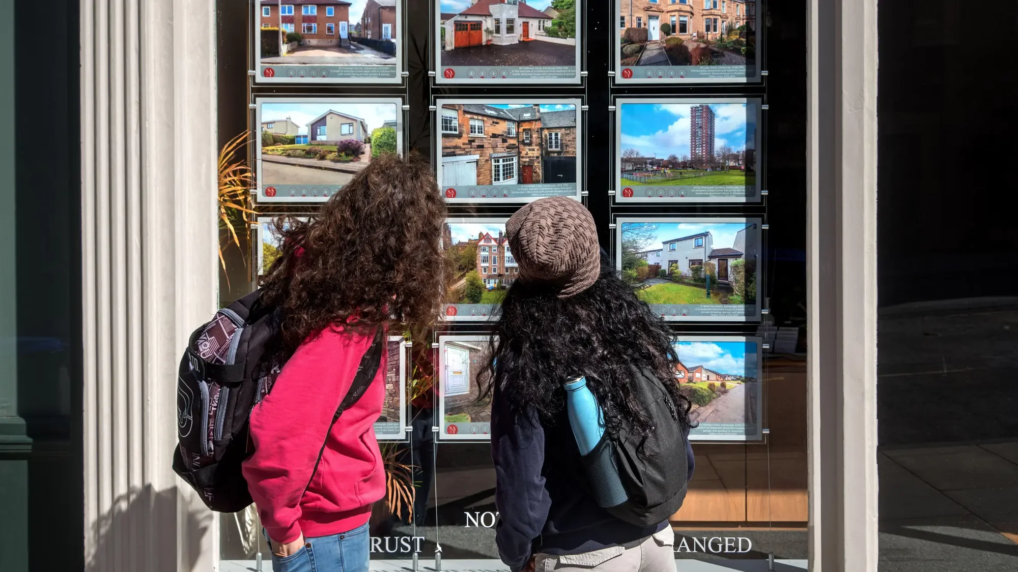 UK House Prices Decline Amid Mortgage Rate Concerns