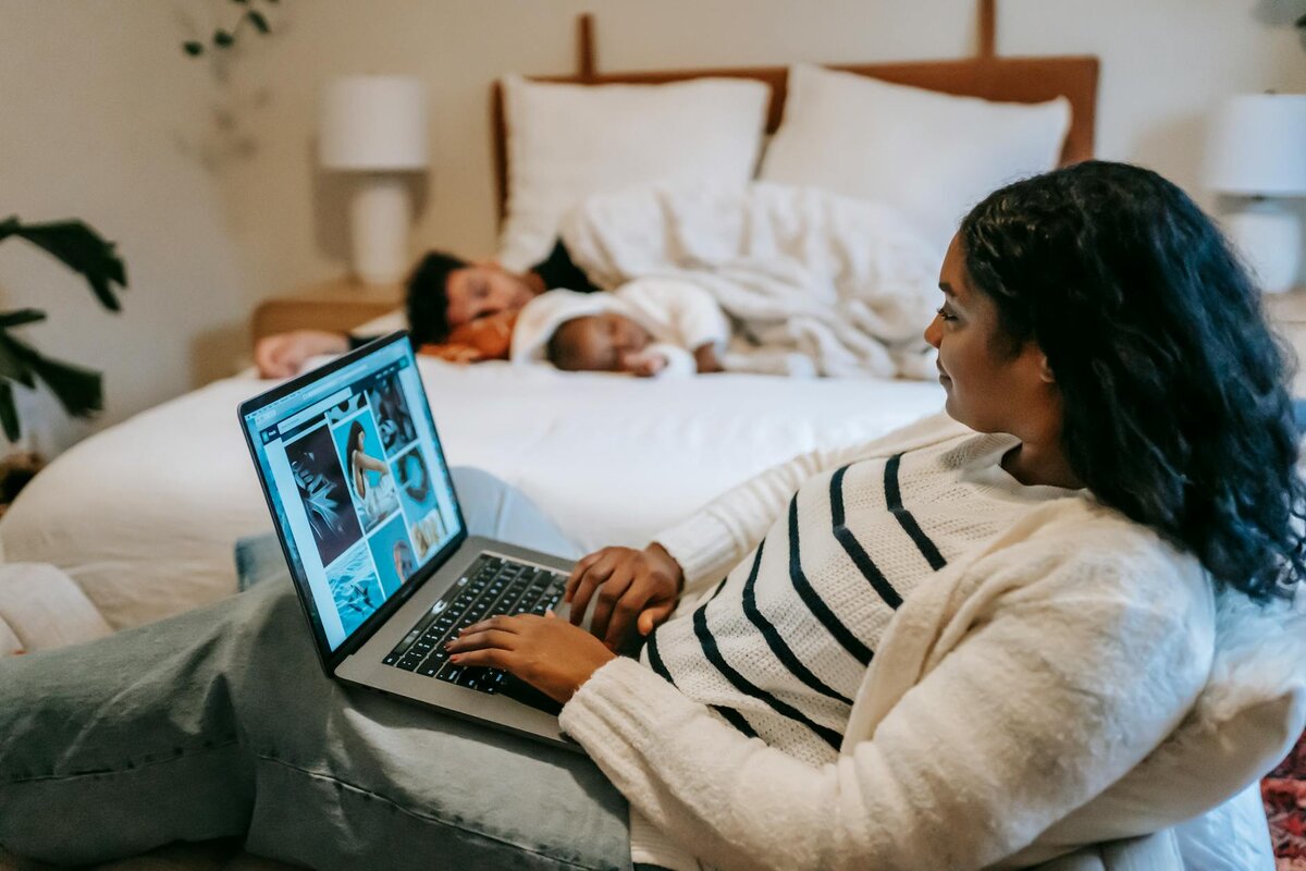 LADY ON LAPTOP