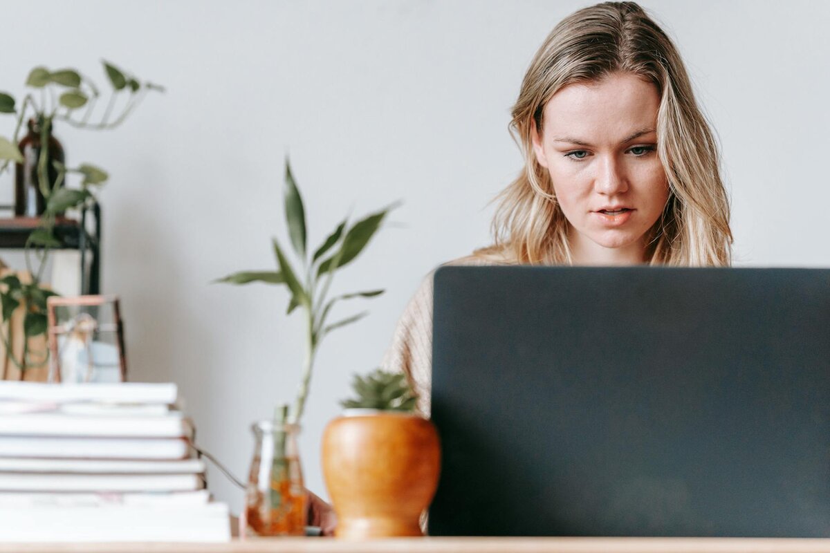lady on laptop