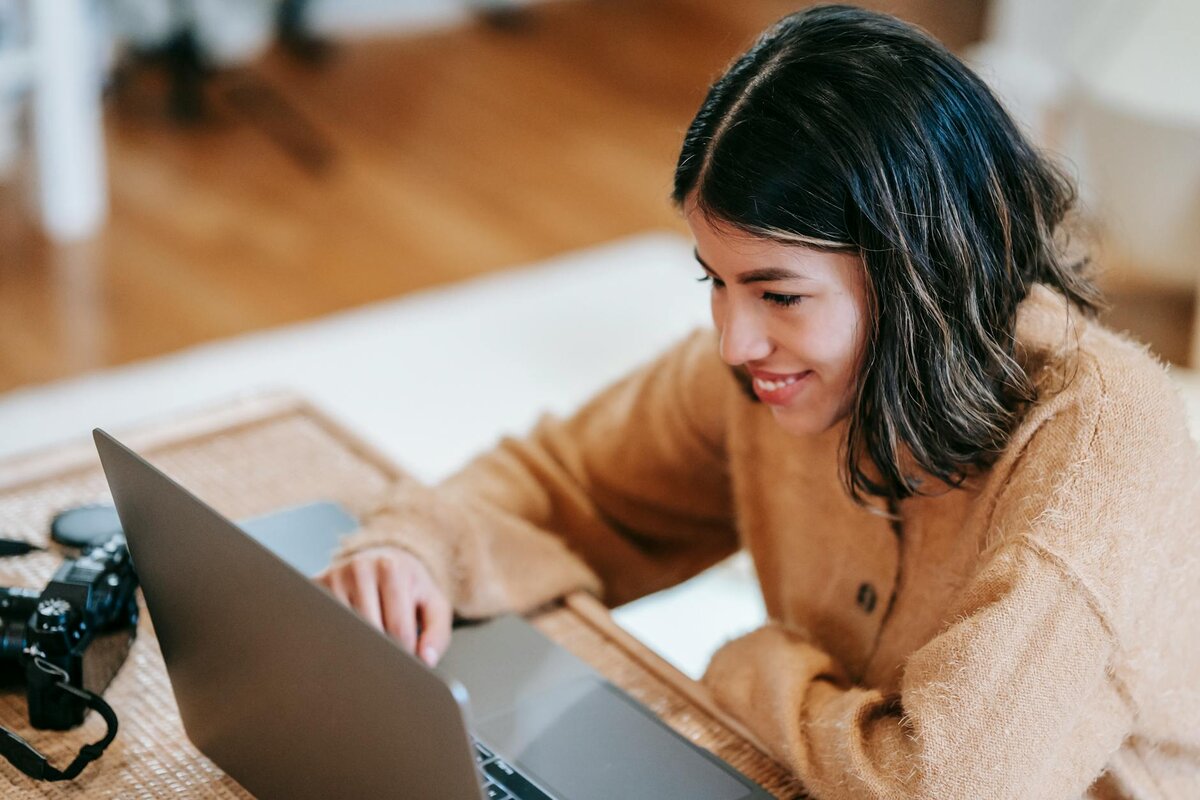 lady on laptop