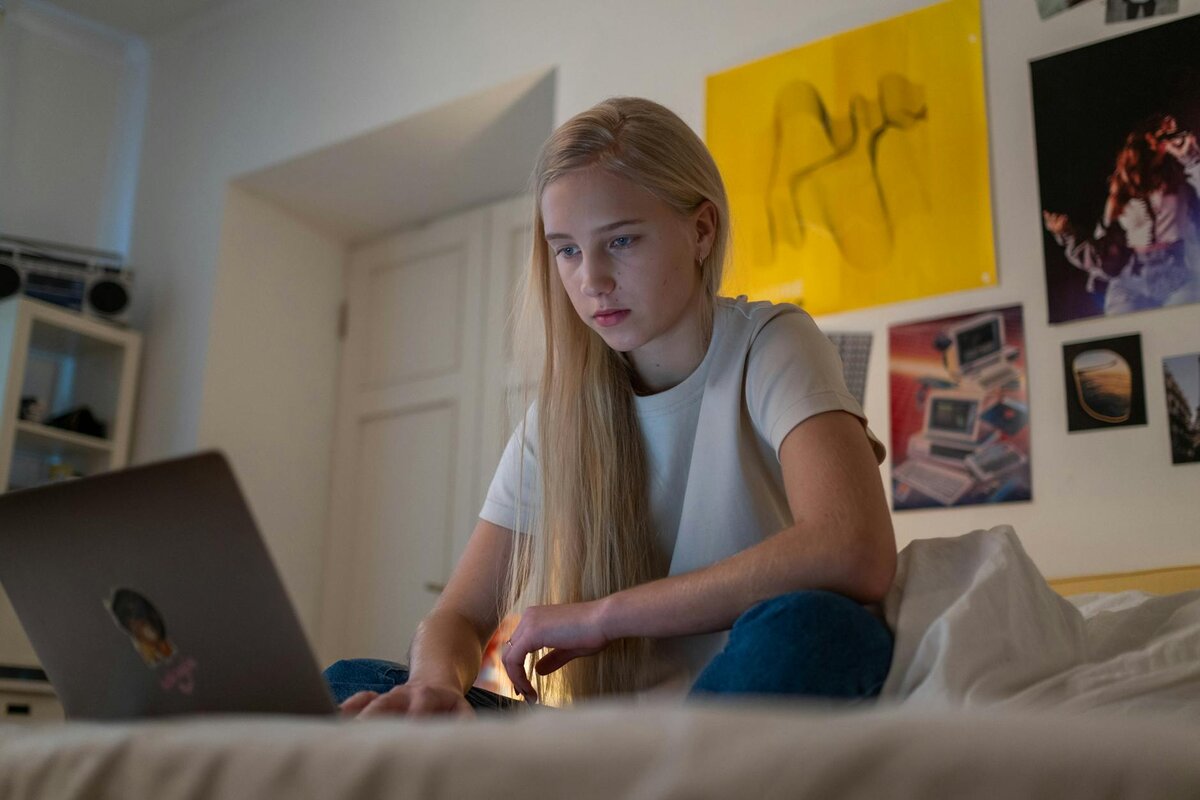 girl working on her laptop