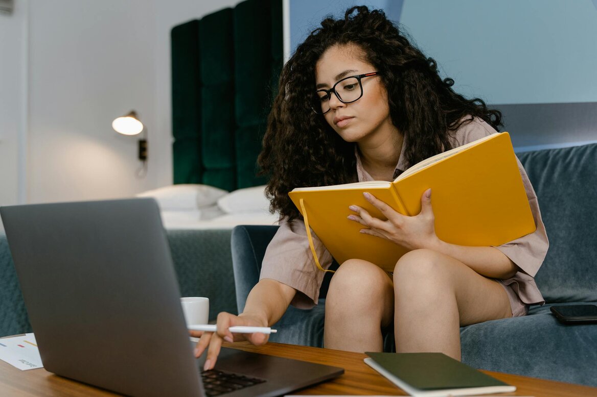 woman working on the laptop 